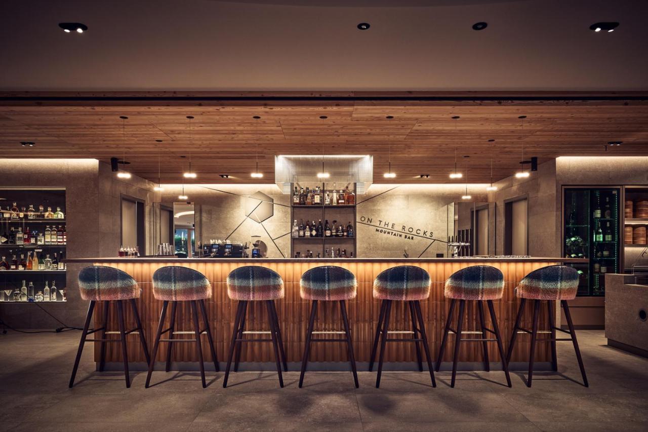 Falkensteiner Hotel Kronplatz - The Leading Hotels Of The World (Adults Only) Riscone Eksteriør billede The bar at the 1011 Hotel